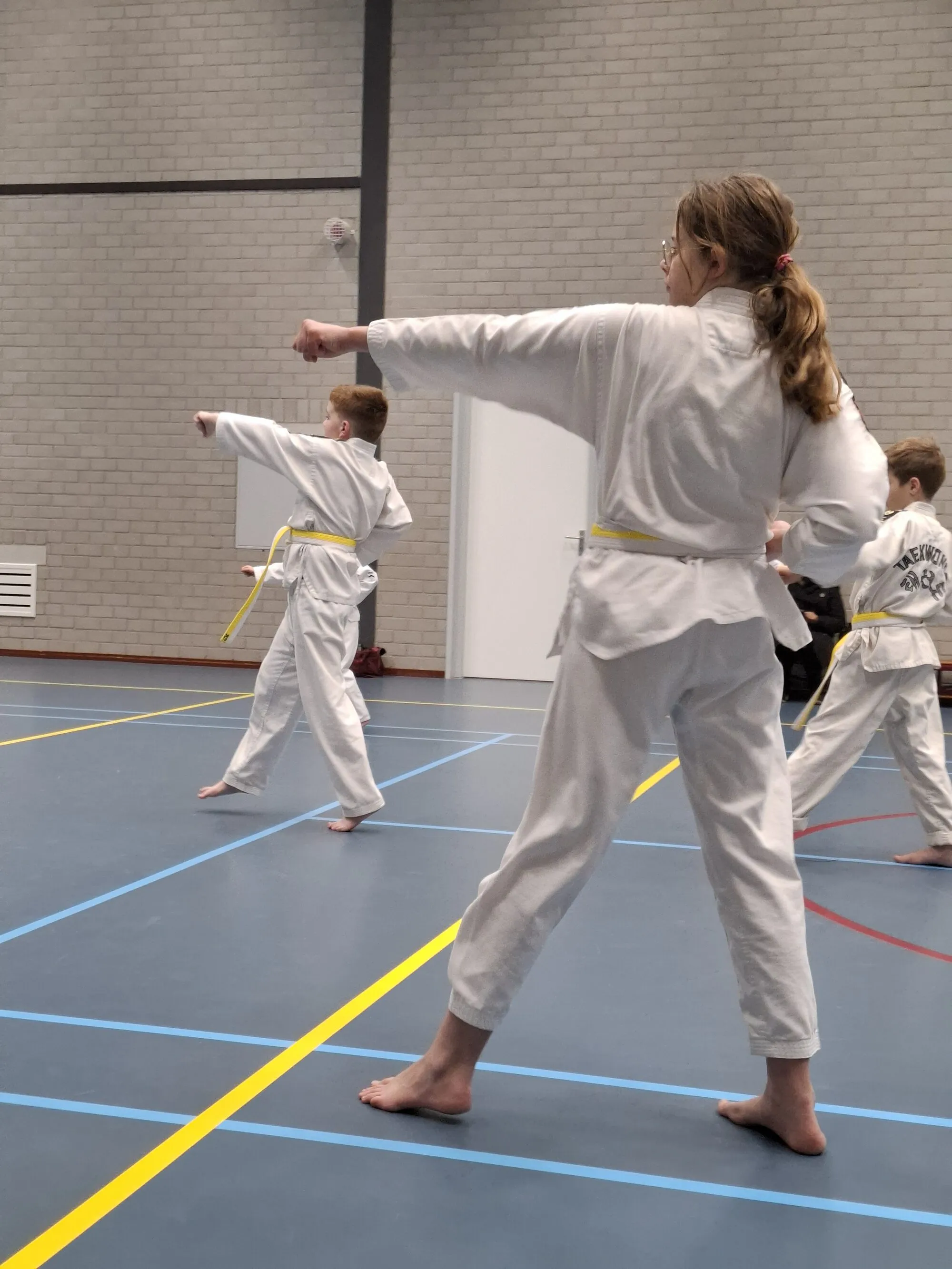 Een jeugdlid oefent een stoot tijdens de training