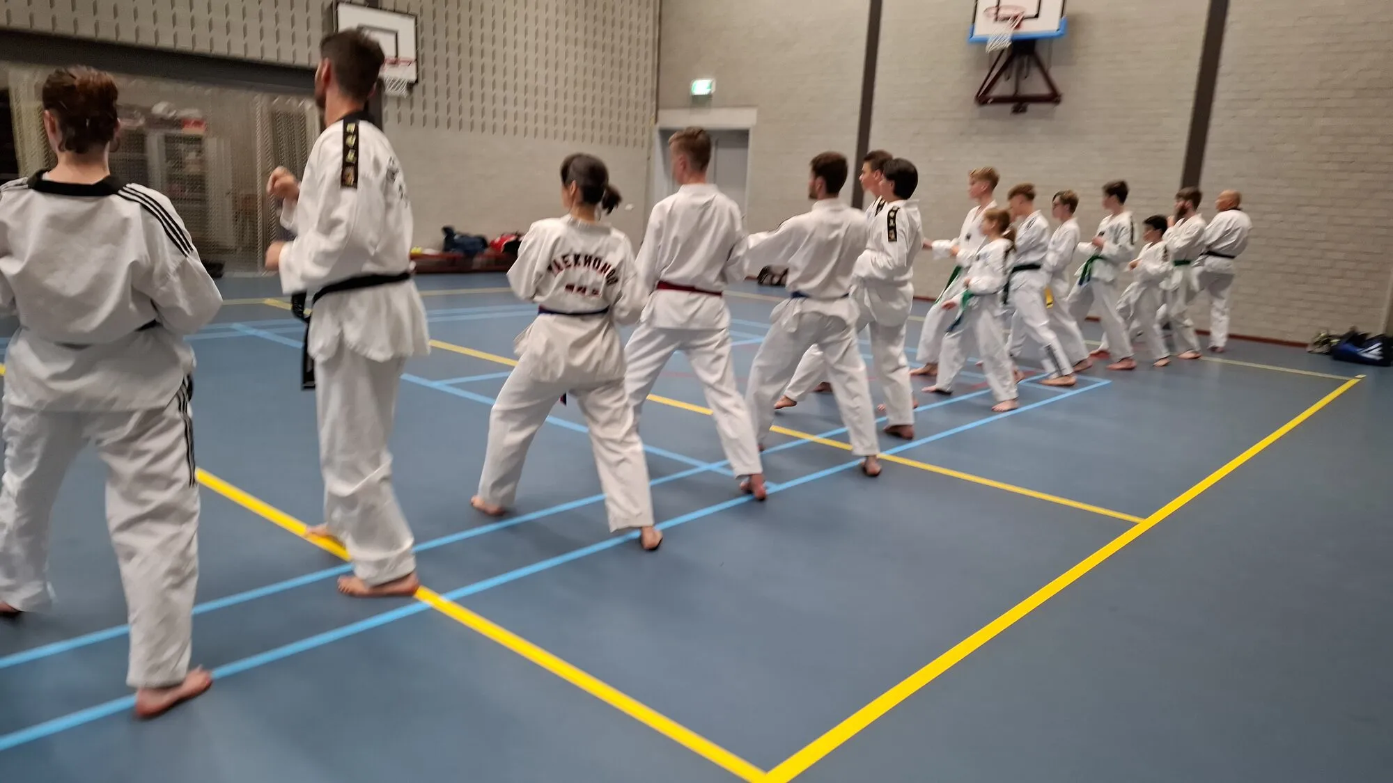 Jong en oud trainen samen in rijen