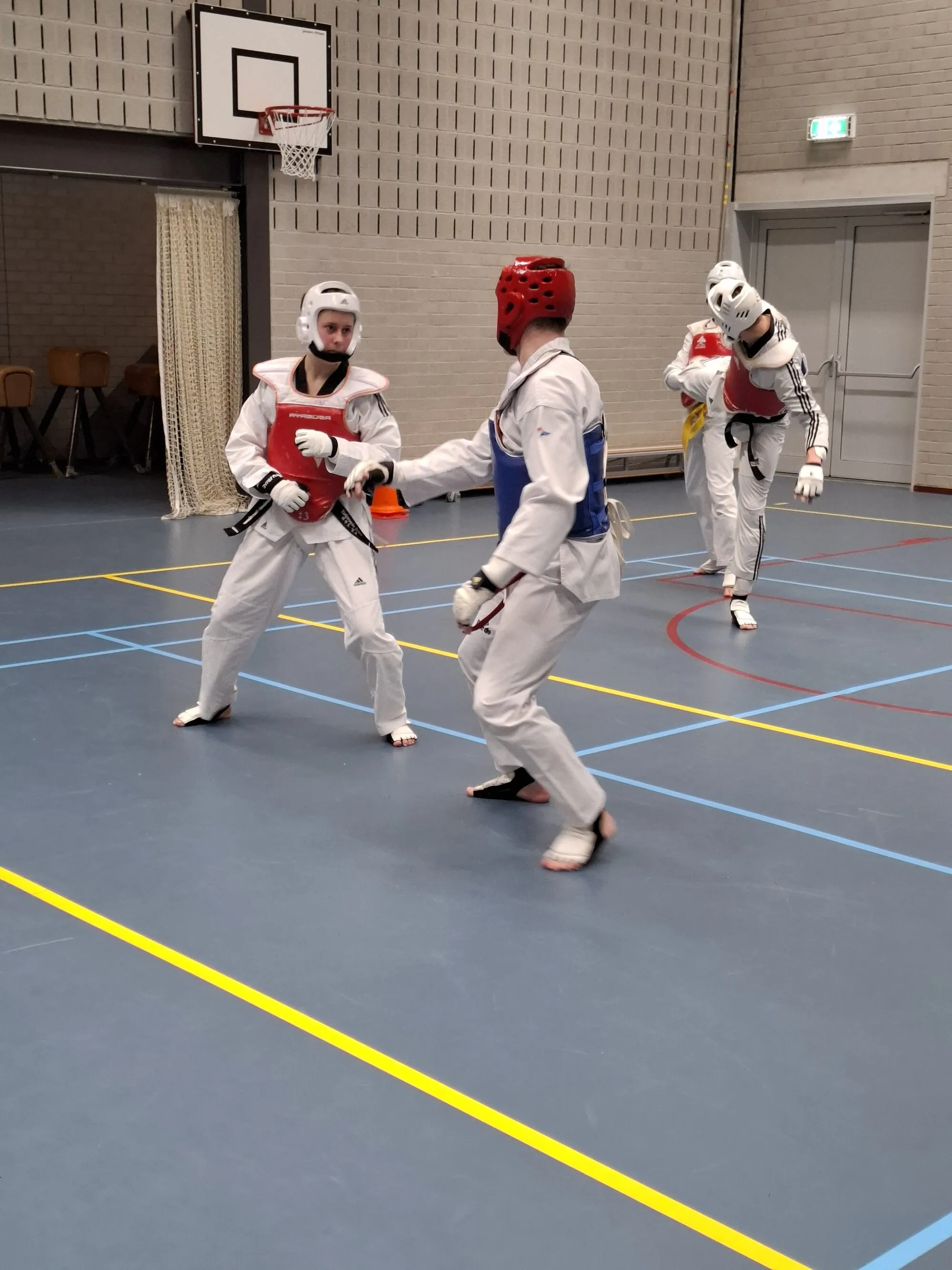 Twee leden sparren met helm en borstbeschermer